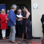 Promocja książki Edwarda Kusztala. Książkę otrzymuje Andrzej Mochoń - prezes Targów Kielce. Po prawej Magdalena Kusztal - córka artysty, dyrektor Kieleckiego Centrum Kultury / Marzena Mąkosa / Radio Kielce