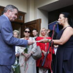 Promocja książki Edwarda Kusztala. Książkę otrzymuje Wojciech Lubawski - prezydent Kielc. Po prawej Magdalena Kusztal - córka artysty, dyrektor Kieleckiego Centrum Kultury / Marzena Mąkosa / Radio Kielce