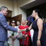 Promocja książki Edwarda Kusztala. Książkę otrzymuje Wojciech Lubawski - prezydent Kielc. Po prawej Magdalena Kusztal - córka artysty, dyrektor Kieleckiego Centrum Kultury / Marzena Mąkosa / Radio Kielce