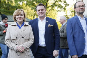 Promocja książki Edwarda Kusztala. Na zdjęciu od lewej Anna Krupka - poseł PiS i Dominik Tarczyński - poseł PiS / Marzena Mąkosa / Radio Kielce