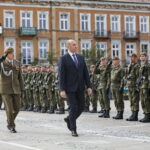 Przysięga żołnierzy Wojsk Obrony Terytorialnej. Na zdjęciu: sekretarz stanu Sebastian Chwałek i płk Artur Barański / Marzena Mąkosa / Radio Kielce