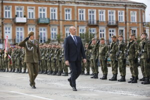 Przysięga żołnierzy Wojsk Obrony Terytorialnej. Na zdjęciu: sekretarz stanu Sebastian Chwałek i płk Artur Barański / Marzena Mąkosa / Radio Kielce