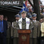 Przysięga żołnierzy Wojsk Obrony Terytorialnej. Przemawia ksiądz ppłk Grzegorz Kamiński / Marzena Mąkosa / Radio Kielce
