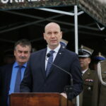 Przysięga żołnierzy Wojsk Obrony Terytorialnej. Przemawia sekretarz stanu Sebastian Chwałek   / Marzena Mąkosa / Radio Kielce