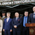 Przysięga żołnierzy Wojsk Obrony Terytorialnej. Przemawia sekretarz stanu Sebastian Chwałek   / Marzena Mąkosa / Radio Kielce