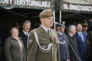 Przysięga żołnierzy Wojsk Obrony Terytorialnej. Na zdjęciu: płk Artur Barański - dowódca Świętokrzyskiej Brygady Wojsk Obrony Terytorialnej / Marzena Mąkosa / Radio Kielce