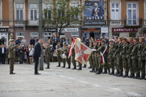 Przysięga żołnierzy Wojsk Obrony Terytorialnej. Na zdjęciu: sekretarz stanu Sebastian Chwałek i płk Artur Barański / Marzena Mąkosa / Radio Kielce