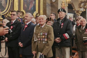 Msza święta z okazji Święta Niepodległości. Z lewej: Tomasz Pleban - świętokrzyski wicekurator oświaty, Kazimierz Mądzik - świętokrzyski kurator oświaty / Marzena Mąkosa / Radio Kielce