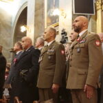 Msza święta z okazji Święta Niepodległości. Drugi z prawej: komendant Centrum Przygotowań do misji Zagranicznych i dowódca Garnizonu Kielce płk Paweł Chabielski / Marzena Mąkosa / Radio Kielce