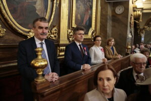 Msza święta z okazji Święta Niepodległości. Od lewej: Wojciech Lubawski - prezydent Kielc, Krzysztof Słoń - senator PiS, Agata Wojtyszek - wojewoda świętokrzyski i Anna Krupka - poseł PiS / Marzena Mąkosa / Radio Kielce