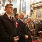 Msza święta z okazji Święta Niepodległości. Z lewej: Tomasz Pleban - świętokrzyski wicekurator oświaty, Kazimierz Mądzik - świętokrzyski kurator oświaty / Marzena Mąkosa / Radio Kielce