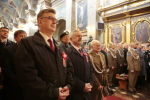 Msza święta z okazji Święta Niepodległości. Z lewej: Tomasz Pleban - świętokrzyski wicekurator oświaty, Kazimierz Mądzik - świętokrzyski kurator oświaty / Marzena Mąkosa / Radio Kielce