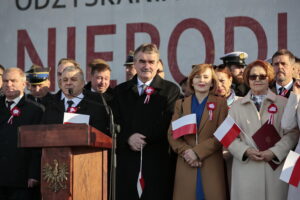 Obchody Święta Niepodległości. Na zdjęciu: Bogdan Latosiński - poseł PiS, Wojciech Lubawski - prezydent Kielc, Anna Krupka - poseł PiS, Maria Zuba - poseł PiS / Marzena Mąkosa / Radio Kielce