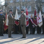 Obchody Święta Niepodległości. Złożenie meldunku dowódcy CPdMZ, płk Pawłowi Chabielskiemu przez mjr Arkadiusza Radzińskiego, prowadzącego uroczystość  / Marzena Mąkosa / Radio Kielce