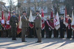 Obchody Święta Niepodległości. Złożenie meldunku dowódcy CPdMZ, płk Pawłowi Chabielskiemu przez mjr Arkadiusza Radzińskiego, prowadzącego uroczystość / Marzena Mąkosa / Radio Kielce