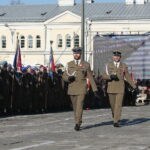 Obchody Święta Niepodległości. Na zdjęciu: płk Paweł Chabielski - dowódca CPdMZ i mjr Arkadiusz Radziński - prowadzący uroczystość  / Marzena Mąkosa / Radio Kielce