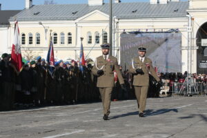 Obchody Święta Niepodległości. Na zdjęciu: płk Paweł Chabielski - dowódca CPdMZ i mjr Arkadiusz Radziński - prowadzący uroczystość / Marzena Mąkosa / Radio Kielce