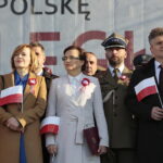 Obchody Święta Niepodległości. Na zdjęciu (od lewej): Marianna Noworycka-Gniatkowska - radna, Anna Krupka - poseł PiS, Agata Wojtyszek - wojewoda świętokrzyski, płk Paweł Chabielski - dowódca CPdMZ, Krzysztof Słoń - senator RP  / Marzena Mąkosa / Radio Kielce
