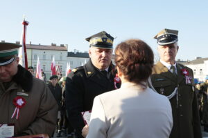 Obchody Święta Niepodległości. Wręczenie odznaczeń państwowych, medali okolicznościowych na 100-lecie niepodległości. Odznaczenie otrzymuje Adam Czajka - komendant świętokrzyskiej straży pożarnej / Marzena Mąkosa / Radio Kielce