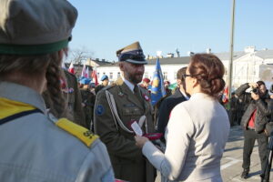 Obchody Święta Niepodległości. Obchody Święta Niepodległości. Wręczenie odznaczeń państwowych, medali okolicznościowych na 100-lecie niepodległości. Odznaczenie otrzymuje płk Paweł Chabielski - dowódca Centrum Przygotowań do Misji Zagranicznych w Kielcach / Marzena Mąkosa / Radio Kielce