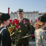 Obchody Święta Niepodległości. Wręczenie odznaczeń państwowych, medali okolicznościowych na 100-lecie niepodległości. Odznaczenie otrzymuje płk Jarosław Molisak - szef WSzW w Kielcach  / Marzena Mąkosa / Radio Kielce