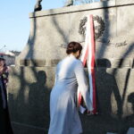 Obchody Święta Niepodległości. Odsłonięcie brązowych wieńców przy pomniku Marszałka Józefa Piłsudskiego orzez wojewodę Agatę Wojtyszek i prezydenta Kielc Wojciecha Lubawskiego  / Marzena Mąkosa / Radio Kielce