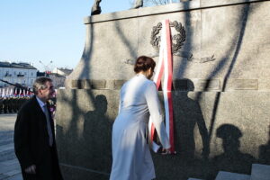 Obchody Święta Niepodległości. Odsłonięcie brązowych wieńców przy pomniku Marszałka Józefa Piłsudskiego orzez wojewodę Agatę Wojtyszek i prezydenta Kielc Wojciecha Lubawskiego / Marzena Mąkosa / Radio Kielce