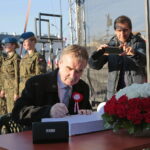 Obchody Święta Niepodległości. Wojciech Lubawski - prezydent Kielc wpisuje się do księgi pamiątkowej  / Marzena Mąkosa / Radio Kielce