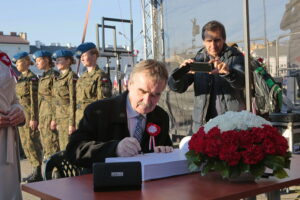 Obchody Święta Niepodległości. Wojciech Lubawski - prezydent Kielc wpisuje się do księgi pamiątkowej / Marzena Mąkosa / Radio Kielce