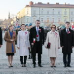 Obchody Święta Niepodległości. Kwiaty składają (od lewej): Jan Maćkowiak - wicemarszałek województwa świętokrzyskiego, Anna Krupka - poseł PiS, Agata Wojtyszek - wojewoda świętokrzyski, Wojciech Lubawski - prezydent Kielc, Maria Zuba - poseł PiS i Krzysztof Słoń - senator RP / Marzena Mąkosa / Radio Kielce
