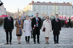 Obchody Święta Niepodległości. Kwiaty składają (od lewej): Jan Maćkowiak - wicemarszałek województwa świętokrzyskiego, Anna Krupka - poseł PiS, Agata Wojtyszek - wojewoda świętokrzyski, Wojciech Lubawski - prezydent Kielc, Maria Zuba - poseł PiS i Krzysztof Słoń - senator RP / Marzena Mąkosa / Radio Kielce