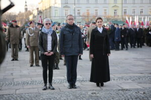 Obchody Święta Niepodległości. Kwiaty składa Agata Wojda - radna Kielc, Artur Gierada - poseł PO i Marzena Okła-Drewnowicz - poseł PO / Marzena Mąkosa / Radio Kielce