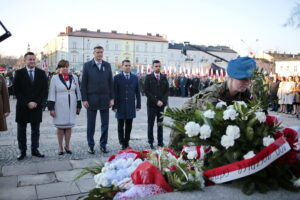 Obchody Święta Niepodległości. Kwiaty składa prezydent elekt Bogdan Wenta / Marzena Mąkosa / Radio Kielce