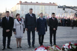 Obchody Święta Niepodległości. Kwiaty składa prezydent elekt Bogdan Wenta / Marzena Mąkosa / Radio Kielce