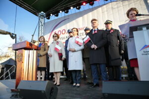 Obchody Święta Niepodległości. Na zdjęciu (od lewej): Anna Krupka - poseł PiS, Maria Zuba - poseł PiS, Agata Wojtyszek - wojewoda świętokrzyski, płk Paweł Chabielski - dowódca CPdMZ, Krzysztof Słoń - senator RP i Adam Czajka - komendant świętokrzyskiej straży pożarnej / Marzena Mąkosa / Radio Kielce