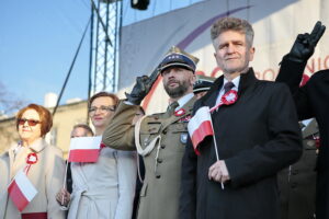 Obchody Święta Niepodległości. Na zdjęciu (od lewej): Maria Zuba - poseł PiS, Agata Wojtyszek - wojewoda świętokrzyski, płk Paweł Chabielski - dowódca CPdMZ i Krzysztof Słoń - senator RP / Marzena Mąkosa / Radio Kielce