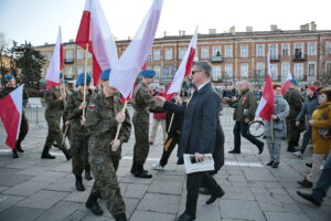 Obchody Święta Niepodległości. Rozdawanie flag / Marzena Mąkosa / Radio Kielce