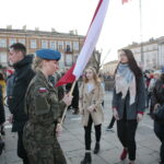 Obchody Święta Niepodległości. Rozdawanie flag  / Marzena Mąkosa / Radio Kielce