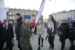 Obchody Święta Niepodległości. Rozdawanie flag / Marzena Mąkosa / Radio Kielce