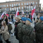 Obchody Święta Niepodległości. Rozdawanie flag  / Marzena Mąkosa / Radio Kielce
