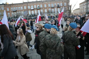 Obchody Święta Niepodległości. Rozdawanie flag / Marzena Mąkosa / Radio Kielce