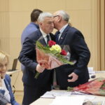 II sesja Sejmiku Województwa Świętokrzyskiego w Filharmonii Świętokrzyskiej. Kwiaty otrzymuje Andrzej Bętkowski - marszałek Województwa Świętokrzyskiego  / Marzena Mąkosa / Radio Kielce