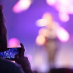 VII Ogólnopolski Festiwal Piosenki Poetyckiej i Turystycznej "Przy Kominku". Kiermasz Świąteczny, Giełda winyli i płyt CD / Marzena Mąkosa / Radio Kielce