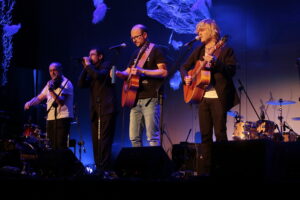 VII Ogólnopolski Festiwal Piosenki Poetyckiej i Turystycznej "Przy Kominku". Kiermasz Świąteczny, Giełda winyli i płyt CD / Marzena Mąkosa / Radio Kielce