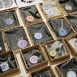 VII Ogólnopolski Festiwal Piosenki Poetyckiej i Turystycznej "Przy Kominku". Kiermasz Świąteczny, Giełda winyli i płyt CD / Marzena Mąkosa / Radio Kielce