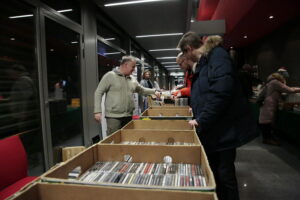 VII Ogólnopolski Festiwal Piosenki Poetyckiej i Turystycznej "Przy Kominku". Kiermasz Świąteczny, Giełda winyli i płyt CD / Marzena Mąkosa / Radio Kielce