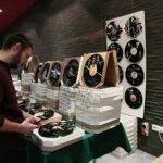 VII Ogólnopolski Festiwal Piosenki Poetyckiej i Turystycznej "Przy Kominku". Kiermasz Świąteczny, Giełda winyli i płyt CD / Marzena Mąkosa / Radio Kielce