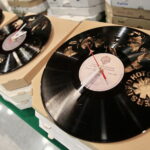 VII Ogólnopolski Festiwal Piosenki Poetyckiej i Turystycznej "Przy Kominku". Kiermasz Świąteczny, Giełda winyli i płyt CD / Marzena Mąkosa / Radio Kielce