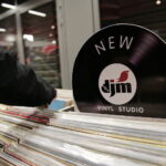 VII Ogólnopolski Festiwal Piosenki Poetyckiej i Turystycznej "Przy Kominku". Kiermasz Świąteczny, Giełda winyli i płyt CD / Marzena Mąkosa / Radio Kielce