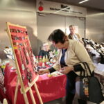 VII Ogólnopolski Festiwal Piosenki Poetyckiej i Turystycznej "Przy Kominku". Kiermasz Świąteczny, Giełda winyli i płyt CD / Marzena Mąkosa / Radio Kielce